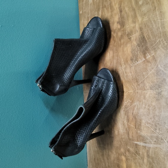 BCBG Paris Black heels - Picture 2 of 4